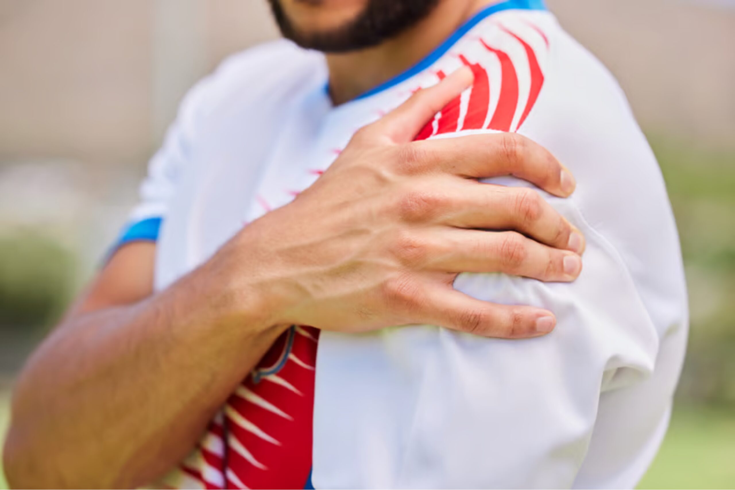 How to Identify Dislocated Shoulder Symptoms: Warning Signs & Treatment Options